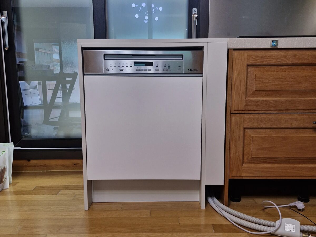 주방 빌트인 식기세척기장 주변 배관 마감 시공 완료